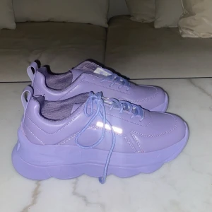 37 - Säljer dessa supersnygga sneakers från Nelly, har strl 38 men dessvärre var dessa för små skulle säga att de är 37 snarare! Möts i Sthlm eller så står köpare för frakt ✨
