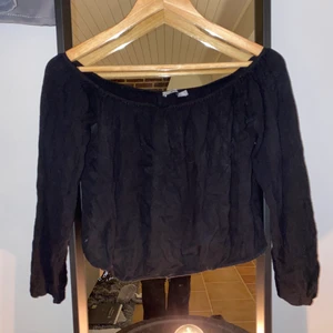 Svart magtröja från Gina - Svart magtröja från Gina, rökfritt och djurfritt hem. Frakten va 72kr eller mindre, köparen står för frakten