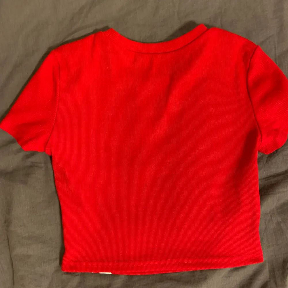 röd croptop med tryck 👌🏼. T-shirts.