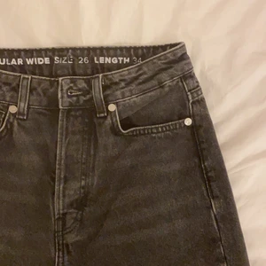 Jeans från BikBok - Säljer nu dessa helt oanvända jeansen från Bikbok! Säljer då de inte kommer till användning, dom är i en grå färg med hål på knäna. Storlek 26 men skulle säga att det motsvarar xs/s (jag är 1,65)  Nypris 599:- Mitt pris 120:- INKLUSIVE frakt!