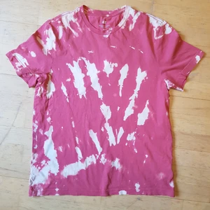 T-shirt batik - Rödrosa och vit T-shirt i batik stil. Hemmagjord tiedye. 