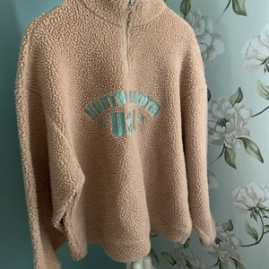 teddyhoodie  - beige teddytröja köpt från asos med north dakota usa tryck, knappt använd <3