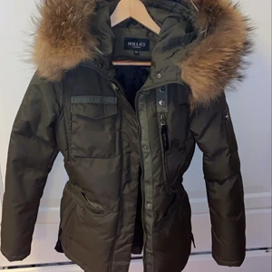 Hollies jacka storlek 38  - Hollies jacka i storlek 38, jackan är som helt ny den har använts Max 3 gånger under förra året. 