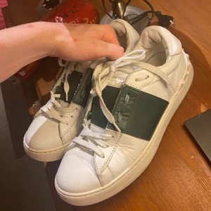 Valentino skor - Valentino skor med mörkgrön stripe i size 41. Tar emot bud!  Fraktas spårbart med postnord och har många referenser från tidigare affärer gjorda på facebook⭐️✨