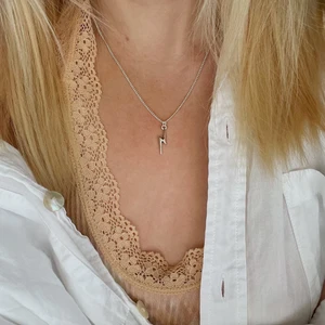 Bilxt Halsband - Säljer nu detta supersnygga silver halsbandet med en blixt berlock. Snyggt och stilrent, passar till allt! Perfekt att ge bort i julklapp!