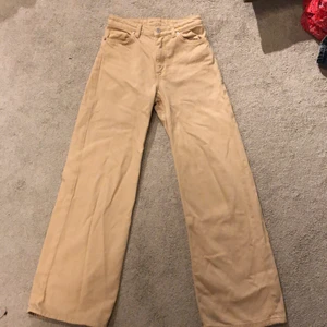 Widén Monki bxr - Jättesnygga monkibyxor med vida ben, tycker att de är assnygga och är verkligen jätteledsen att de inte passar längre men de är iaf i väldigt bra skick. Kul om någon annan får nytta av dem😁 säljer för 150kr+frakt och betalde själv 350kr för dem.