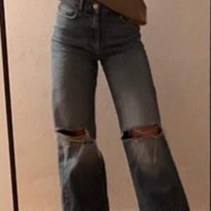 Säljer nu mina populära Idun wide leg jeans från Gina då de är lite för stora. Storlek 36. I mycket fint skick men är använda. 300kr+frakt 💕💕