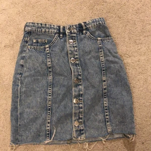 Supersöt jeanskjol - så skön Jeanskjol i storlek 34 från HM. De är nästintill oanvända och riktigt nice att ha på sommaren. Kostar 40kr+frakt och betalde själv 150kr för den :)