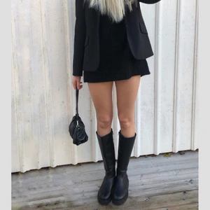 Höga kängor - Säljer dessa skitsnygga kängor pga köpt nya. Storlek 39. Nypris 699kr jag säljer för 400 plus frakt