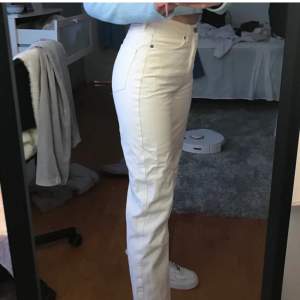 Säljer mina snygga jeans från weekday💞 Dom är helt felfria och använt ett fåtal gånger! Dom är i längden 32 men klippta så den storleken stämmer inte helt🖤 jag är drygt 170cm o oftast XS-S. Originalpris: 500kr men jag säljer för 150kr+frakt 💖