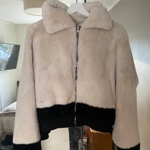 Mysig pälsjacka - Jacka från pull&bear i päls! Supermysig med krage. Står att den är strl L men skulle säga att den sitter mer som S/M. Köparen står för frakten/mötas i uppsala 🥶🥶💖💖 perfekt vårjacka 💜