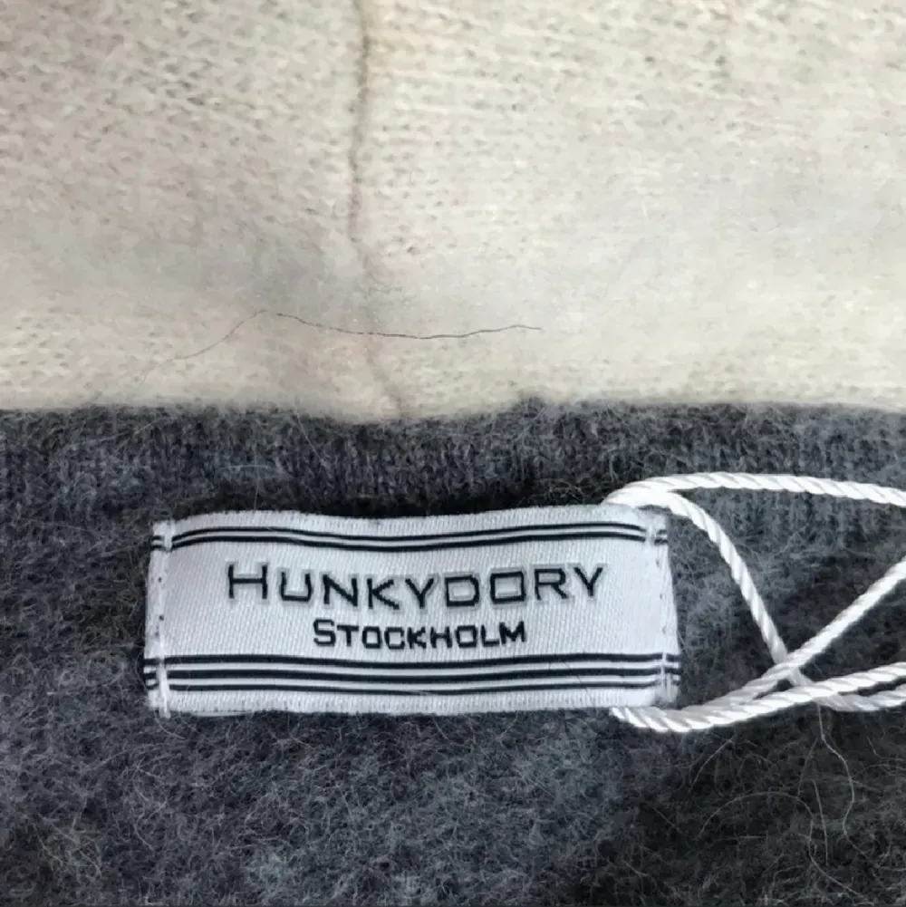 Hej!! Säljer en superfin stickad hoodie från Hunkydory! Använd 1 gång och säljer för att den är för liten för mig!!!. Hoodies.