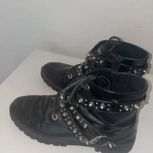 Snygga boots från Zara. Storlek 39. Lite skavda💞