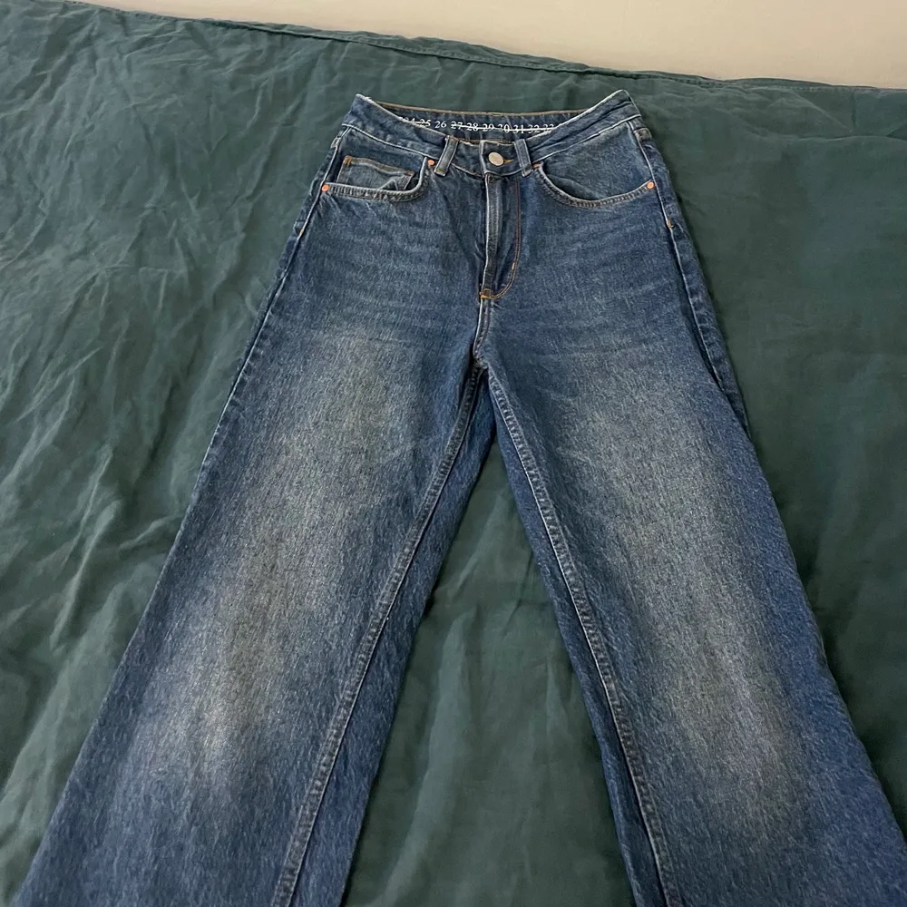 Mörkblå jeans storlek 26 från bikbok. Använda några gånger. Jeans & Byxor.