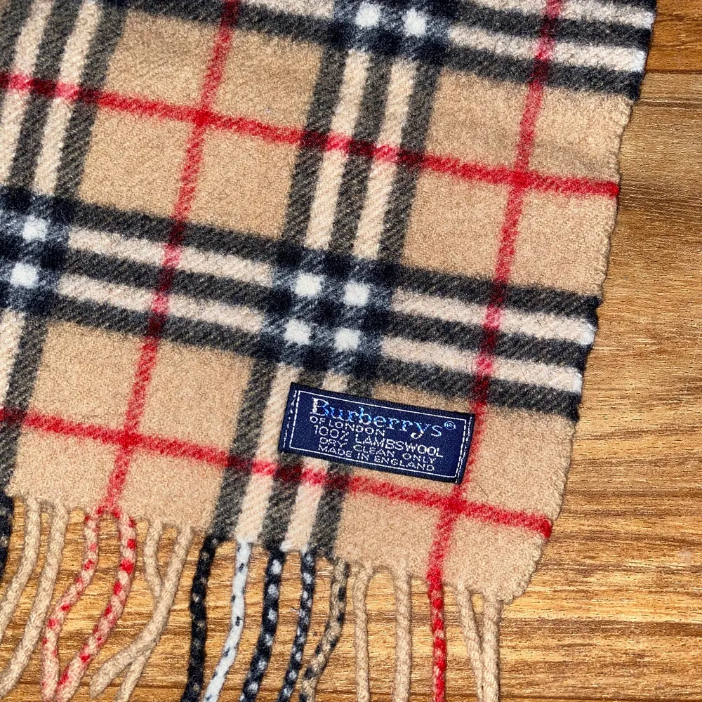 Vintage Burberrys scarf; 100% lambswool. Accessoarer.