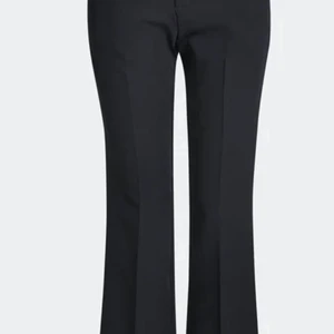 Bikbok kostymbyxor  - Fint skick. Inte mycket använda. 