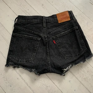 Levis jeansshorts W24 svarta - De är använda men fortfarande i bra skick. Passformen är kort. Köpta för 500kr.