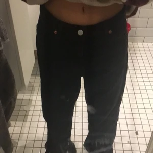 Ett par monky jeans  - Ett Par svarta jeans från monky aldrig använd med prislap