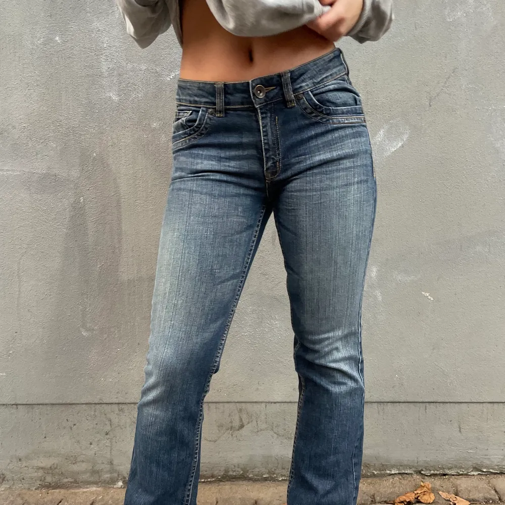 Skitnajs low waist jeans, 150 kr strl: 38 passar en S/M. Så coola och trendiga!!. Jeans & Byxor.