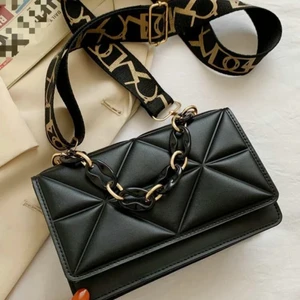 Axelremsväska  - Säljer denna fina väska, bilderna är tagna från hemsidan då man ser väskan bättre, men det är bara att höra av er om ni vill att jag ska skicka egna bilder! 🤎 OANVÄND