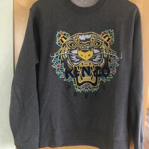 Kenzo tiger tröja, Medium - Storlek medium, passar S/M. Cond:9,5/10 använd väldigt sparsamt och få gånger