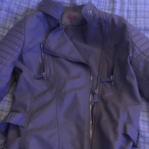 chiquelle skinnjacka beige - Hej! Säljer min skinnjacka (Lånade bilder förutom den första) skinnjacka är i bra skick och har andvänds några fåtal gånger, finns inga skador eller problem med jackan. Köpte den för ca 1 år sen men har knappt använt. Köpte den för 700 kr på chiquelle men tror inte att färgen finns kvar på hemsidan. 