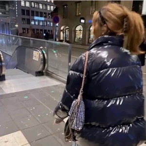 Mörkblå jacka - SÖKER ❌ Söker denna mörkblåa jacka!! Skriv om ni har eller liknande 🙏🏻🙏🏻🙏🏻