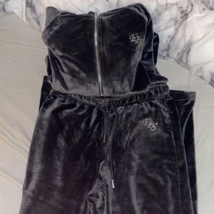 Newyoker  - Helt oanvänd, endast testad hemma men byxorna var för långa å jag är 160 cm, dressen sitter som dom från Gina bara det att tjocktröjan e lite lite croppad. Kom privat vid frågor eller fler bilder!!🌸🤍 ny pris : 160kr delen! Mitt pris 250kr för båda 🌸🤍