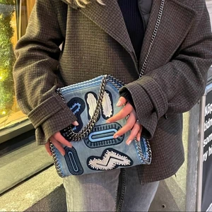 Stella mccartney väska - Stella mccartney väska i mini modellen!!! I princip oanvänd och inga tecken på användning! Tar bud från 3000kr❤️❤️ Är i jeans material! Väskan är garanterat äkta då den kommer från vestiare collective plus att den kommer med dustbag