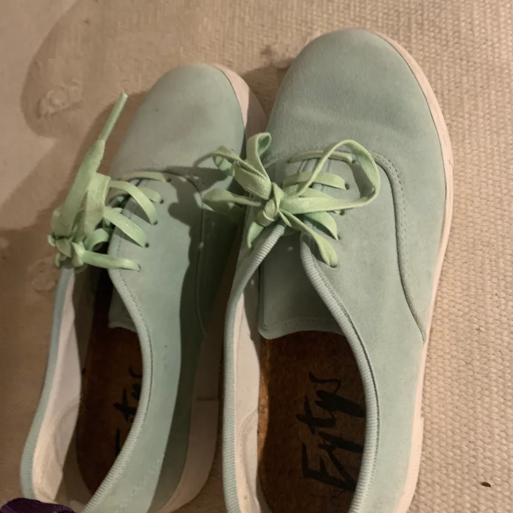Jättefina ljusgröna eytys skor! Använda ett fåtal gånger. Säljer då de är lite små på mig. Så snygga!!💞. Skor.