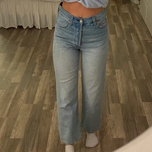 Levis jeans  - Säljer dessa fantastiska Levis jeans då dom tyvärr blivit förstora för mig, orginalpriset är 1200kr och dom är näst in till helt oanvända. (Sista bilden är från när dom passade)  💞