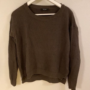 Brun tröja - Skön och enkel brun tröja som matchar till det mesta! Håller sig i bra skick och blir inte nopprig.  Helt felfri
