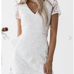 Klänning från Dennis maglic  - En snygg klänning i storlek s. Endast använd en gång. Säljer för 200kr. Kan skickas. Frågor om du undrar något. Kan även gå med på pris om du ger förslag 