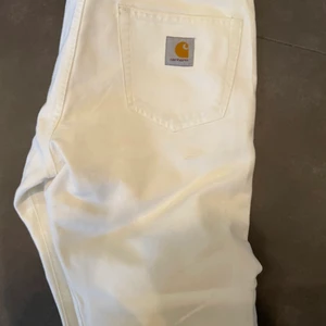 Carhartt jeans  - Tjoo, säljer nu mina vita carhartt pontiac pants. Bra skick, enda märken som finns är längst upp där skärpet sitter. Skulle säga att dom har en straight fit. Storlek 31 x 32⚡️