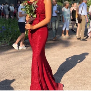 Balklänning från Dressroom✨ - Balklänning använd 1 gång från Dressroom✨ Storlek 0. Lång och formgivande fit. Liten öppning i ryggen. Långt släp! Nypris: 5500kr