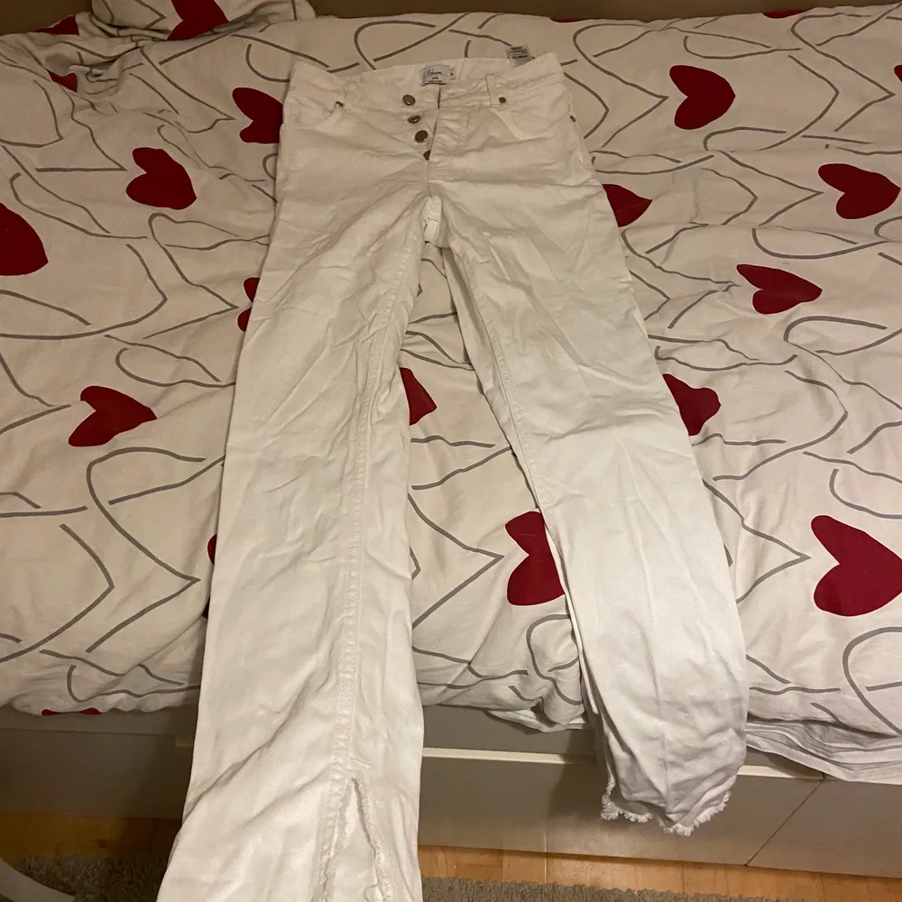 Snygga vita jeans från NA-KD från Hanna Scönbergs kollektion✨ . Jeans & Byxor.
