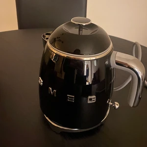 SMEG vattenkokare - Säljer denna nya SMEG-vattenkokaren då den en behövs pga dubbelköp! Oanvänd & inköpt i oktober! Nypris 1200, mitt pris 900! Kvitto finns såklart 🥰