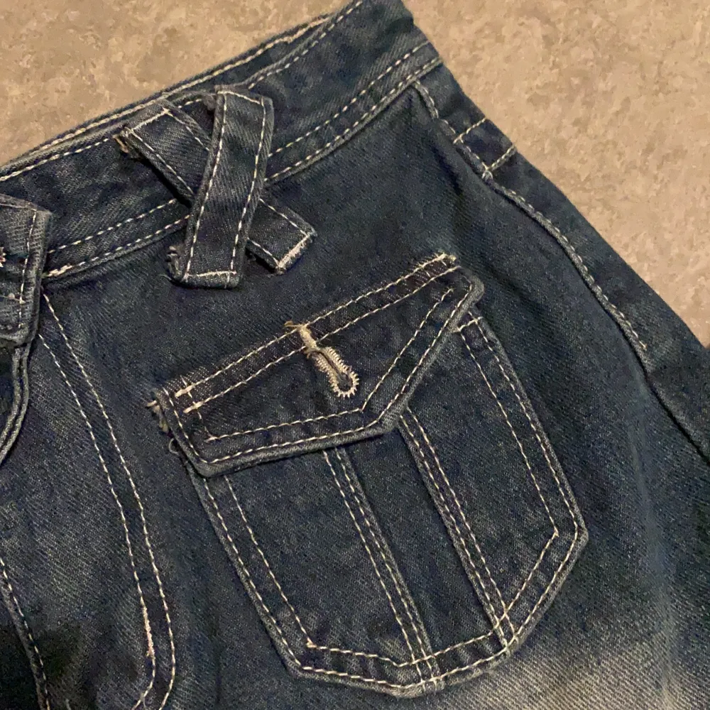 Snygga blåa jeans med coola fickor, köpta på amazon och är i storlek M 🥰 jeansen är i bra skick och är aldrig använda, de har lappen kvar. säljs då de ej kommer till användning❤️. Jeans & Byxor.