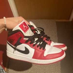 Jordan 1 ”Chicago” Mid - Säljes omgående! Köpta på Sneakershyllan.se samt kvitto finns. Hör av dig!