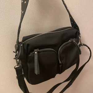 Väska  - En jätte fin svart väska som inte har kommit till användning💕💕