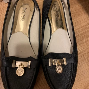 MK skor storlek 41 - Svarta MK skor äkta storlek 41