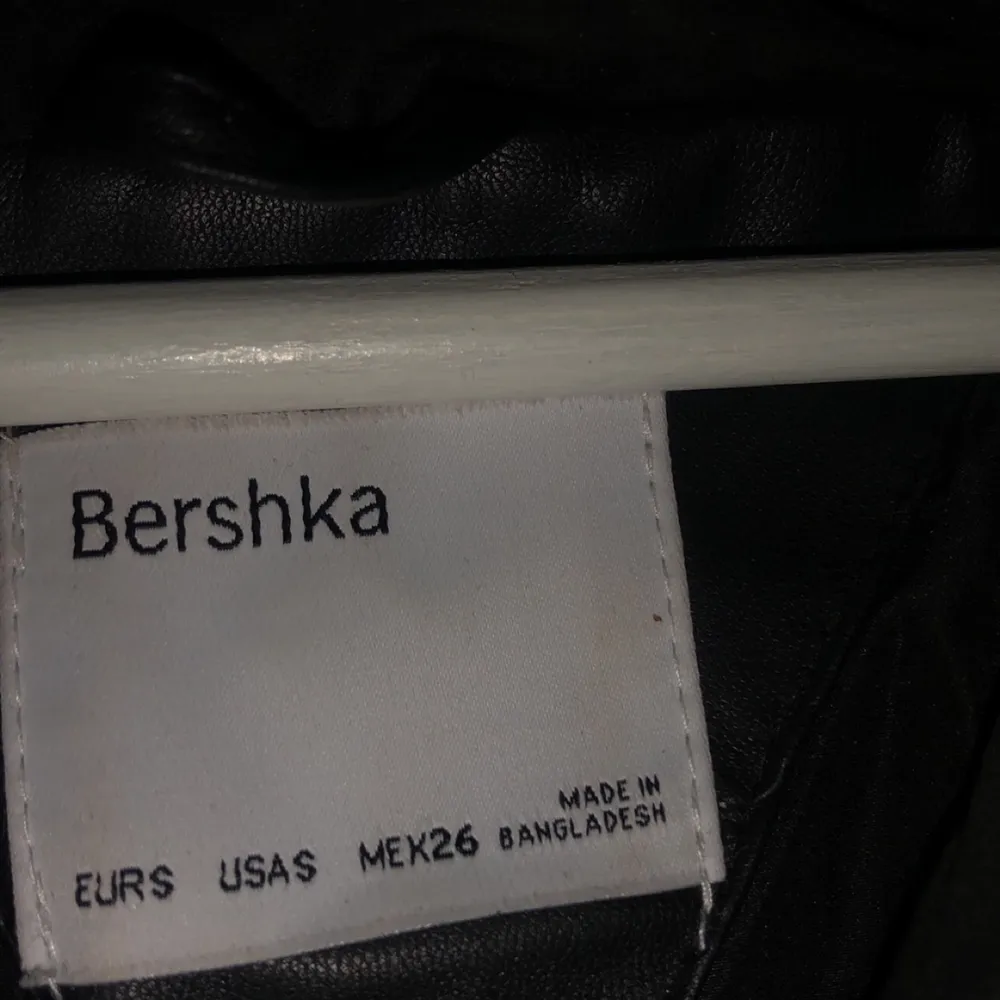 En vinter jacka från Bershka jag fick hem den för 1 månad sen och har använt den Max 5 gånger , som ny , säljer då den är för liten💗. Jackor.