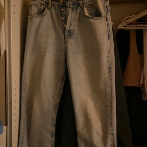 jeans - superfina highwaist jeans från zara!! säljer då de är för små och inte kommer till användning💕💕 Byxorna är lite sönder vid knapparna men det syns knappt när byxorna är på!💕