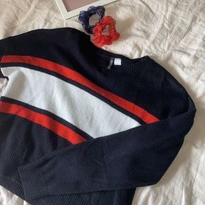 Mysig stickad tröja - En randig Stickan tröja från H&M. Använd nån gång. I storlek S. Skriv för fler frågor:)