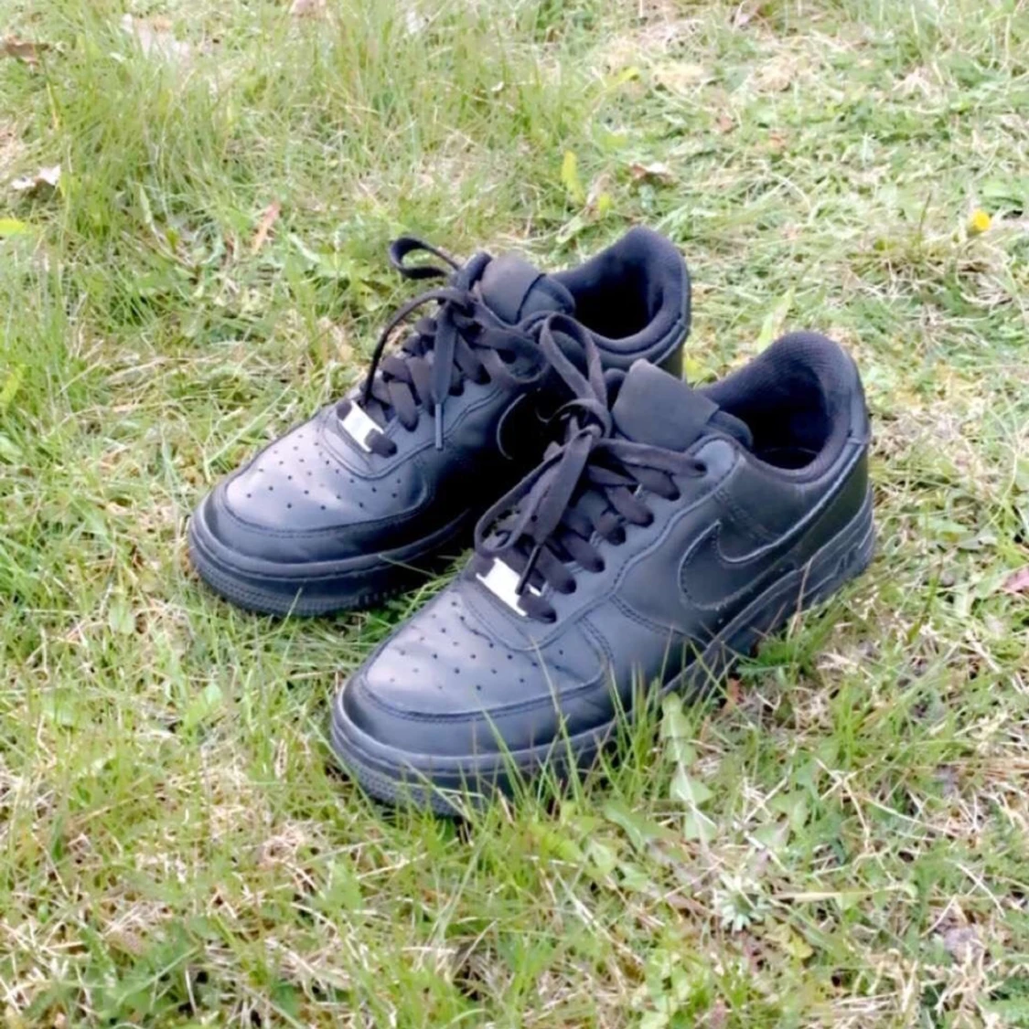 Hej jag säljer ett par air force 1  - 91