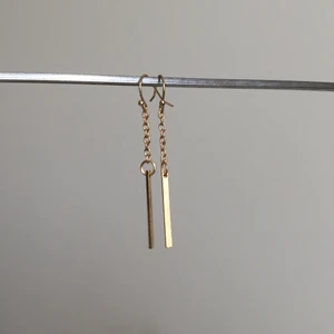 Örhängen - Guldfärgade. Längd ca 5cm