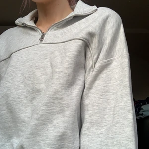 Sweatshirt från weekday - Hel och ren. Storlek xs men ganska stor så skulle säga att den passar en S och eventuellt M också! 