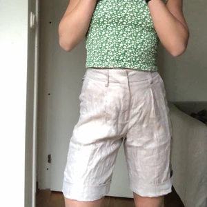 Linneshorts  - Beigea linne shorts köpa second hand. Aldrig använda. Lätt att vika upp om man vill det. Inte genomskinliga enligt mig. Aldrig använda.