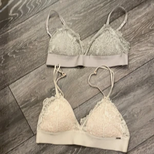 BH från ella m - Dessa två bh:arna passar inte mig längre men är super fina. De kommer ifrån ella m och båda är i s. ”ella m märket har låstnat lite på ena sidan. Båda två för 100kr. Rök & djurfritt hem! OBS Står ej för postens slarv!