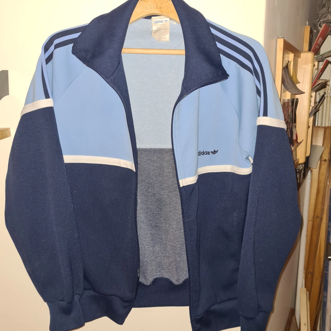 Adidas tröja med dragkedja , fickor. Mörk/ljusblå  - 91